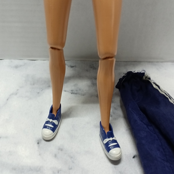 Barbie doll with the jumpsuit gloves and sneakers articulating vintage 1993 - Picture 7 of 9